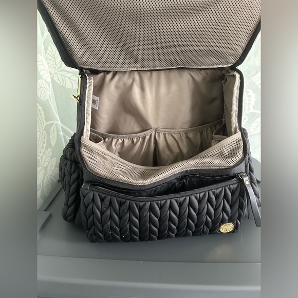 Gently used Happ brand diaper bag. Very spacious with wide opening! - Picture 2 of 4